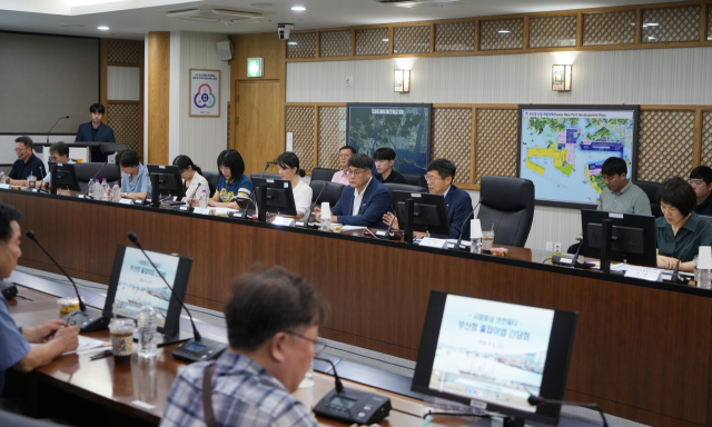 송상근 부산항만공사 사장(오른쪽 두 번째)이 BPA·부산해수청과 줄잡이 및 화물고정업계와의 간담회에서 발언하고 있다. [사진=BPA]