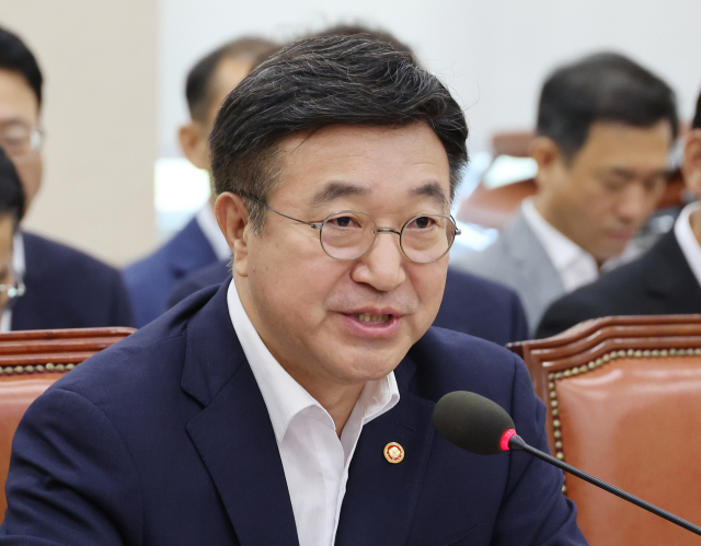 5일 서울 여의도 국회에서 열린 행정안전위원회 전체회의에서 윤호중 행정안전부 장관이 의원질의에 답하고 있다. 연합뉴스