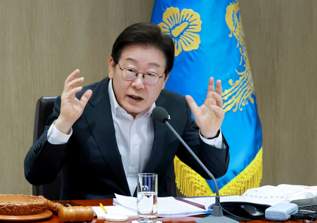 이재명 대통령이 지난달 29일 서울 용산 대통령실 청사에서 열린 국무회의에서 중대재해 근절대책 토론을 하고 있다. 연합뉴스