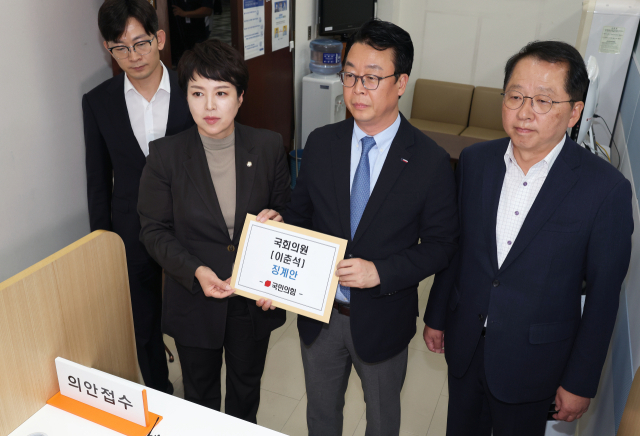 국민의힘 박충권(왼쪽부터), 김은혜, 곽규택, 조승환 의원이 6일 서울 여의도 국회 의안과에 이춘석 국회의원 징계안을 제출하고 있다. 연합뉴스