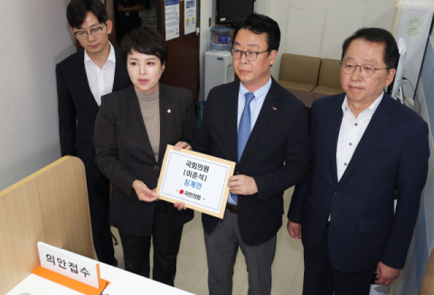  與 집권 두달 만에 겹악재…野 지지층 결집 반전 기회 잡나