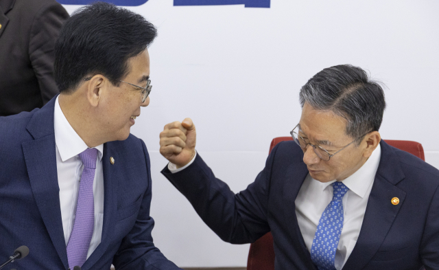 국민의힘 송언석 비상대책위원장 겸 원내대표가 6일 국회에서 취임 인사차 예방한 정성호 법무부 장관과 다정하게 대화하고 있다. 연합뉴스
