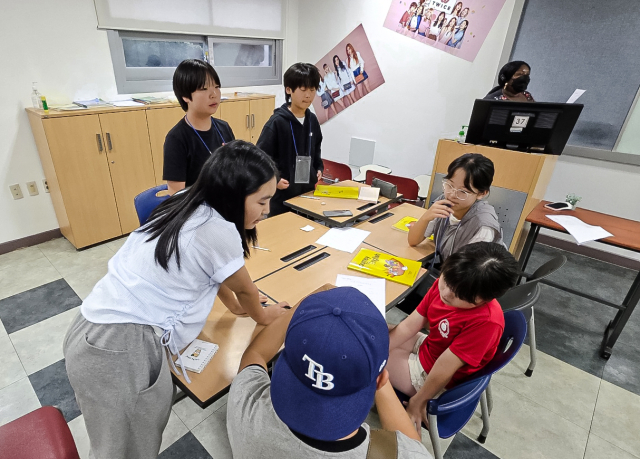 한일 초중학생들이 대구경북영어마을에서 영어를 배우며 우의를 다지고 있다. 영진전문대 제공