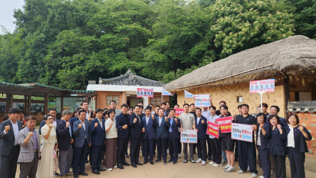 장동혁 국민의힘 당 대표 후보가 6일 오전 경북 구미에 있는 박정희대통령 생가를 찾아 기념사진을 촬영하고 있다. 이영광 기자