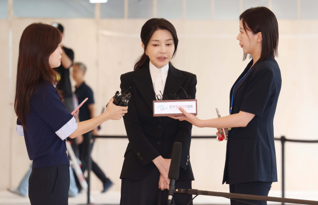 윤석열 전 대통령 배우자 김건희 여사가 6일 서울 종로구 KT광화문빌딩 웨스트에 마련된 민중기 특별검사팀 사무실에 피의자 신분으로 출석, 취재진의 질문에 답하고 있다. 연합뉴스