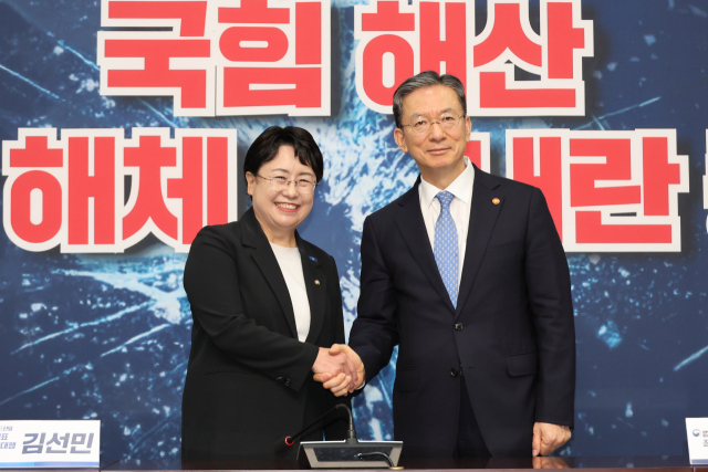 정성호 법무부 장관(오른쪽)이 6일 서울 여의도 국회에서 조국혁신당을 예방해 김선민 대표 권한대행과 악수하고 있다. 연합뉴스