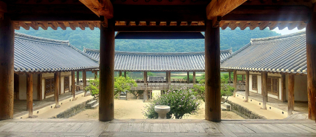 입교당 마루에 앉으면 기둥과 처마의 실루엣 사이로 안마당- 동 서재- 만대루- 병산의 풍경으로 확장된다.