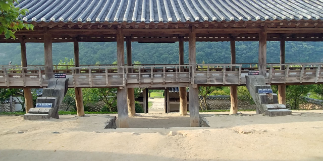 병산서원의 으뜸은 만대루 건축의 공간과 경관이다. 주변은 산들로 막아선 병풍(屛風)처럼 닫힌 풍경들이다,