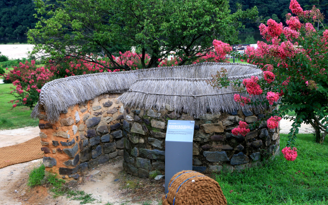뒷간의 해학이 병산서원 전면 마당에 있다. 달팽이 곡선 담으로 문이 없어도 보이지 않는 절묘한 공간구성이다.