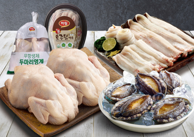 이마트가 말복(8월 9일)을 맞아 토종닭 전 품목을 40%, 민물장어와 전복을 50% 각각 할인 판매하는 행사를 연다. 이마트 제공