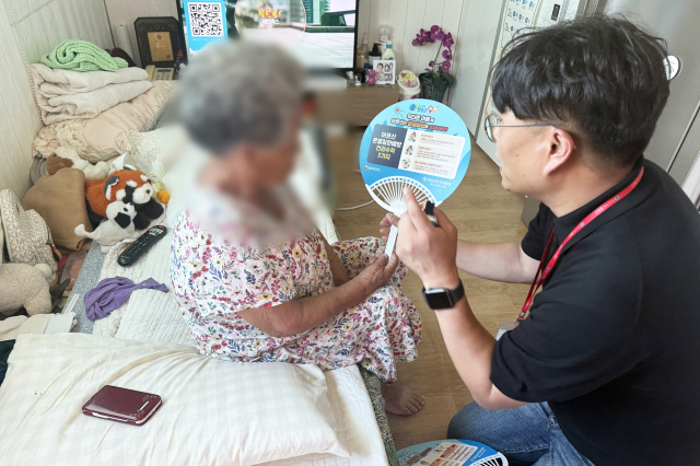 청송군이 기록적인 폭염이 연일 계속됨에 따라, 취약계층을 위한 방문건강관리 활동을 대폭 강화하고 있다. 청송군 제공