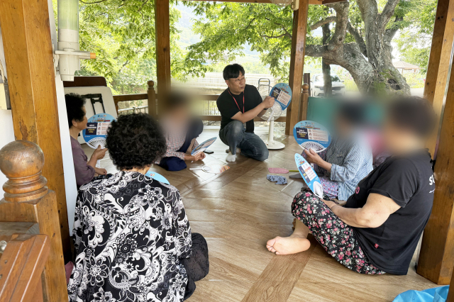 청송군이 기록적인 폭염이 연일 계속됨에 따라, 취약계층을 위한 방문건강관리 활동을 대폭 강화하고 있다. 청송군 제공