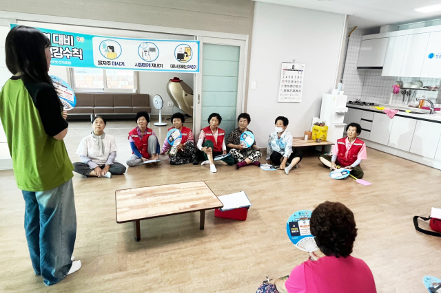 청송군이 기록적인 폭염이 연일 계속됨에 따라, 취약계층을 위한 방문건강관리 활동을 대폭 강화하고 있다. 청송군 제공