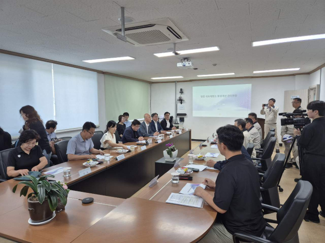 김성환 환경부 장관이 석포제련소를 방문, 현안 보고를 받고 있다. 봉화군 제공