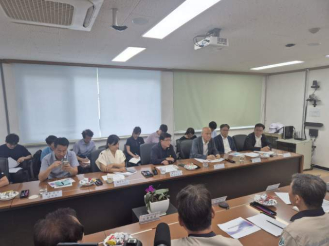 김성환 환경부 장관이 석포제련소를 방문, 현안 보고를 받고 있다. 봉화군 제공