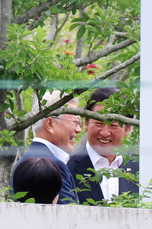 더불어민주당 정청래 대표(오른쪽)가 7일 경남 양산시 하북면 평산마을 문재인 전 대통령 사저 마당에서 문 전 대통령과 대화하고 있다. 연합뉴스