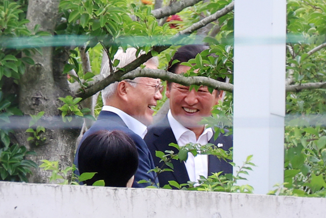 더불어민주당 정청래 대표(오른쪽)가 7일 경남 양산시 하북면 평산마을 문재인 전 대통령 사저 마당에서 문 전 대통령과 대화하고 있다. 연합뉴스