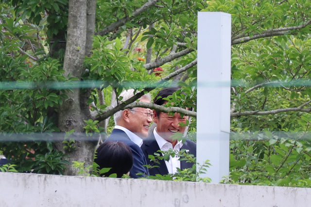 더불어민주당 정청래 대표(오른쪽)가 7일 경남 양산시 하북면 평산마을 문재인 전 대통령 사저 마당에서 문 전 대통령과 대화하고 있다. 연합뉴스