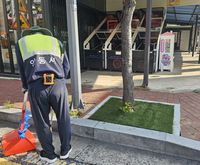 안동시청 자원순환과가㈜ 폭염속에서 일하고 있는 환경공무관들의 안전을 위해 허리부착 선풍기를 지급해 좋은 반응을 얻고 있다. 안동시청노동조합 제공