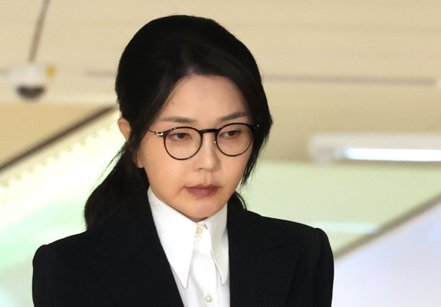 윤석열 전 대통령 부인 김건희 여사가 6일 서울 종로구 KT광화문빌딩 웨스트에 마련된 민중기 특별검사팀에서 피의자 신분으로 조사를 받고 귀가하고 있다. 연합뉴스