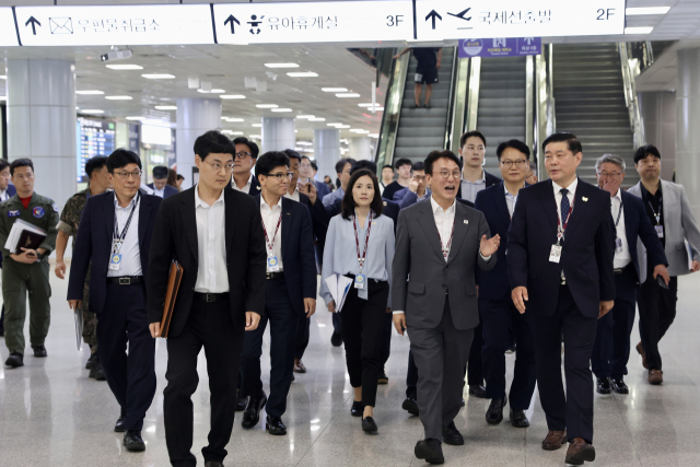 김민석 국무총리가 6일 부산 김해국제공항을 찾아 APEC 정상회의 항공 분야 준비 상황을 점검하고 있다. 연합뉴스