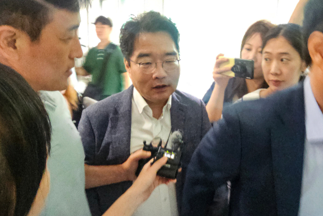 정치자금법 위반 혐의로 1심에서 벌금 200만원을 선고받은 윤석준 대구 동구청장이 7일 오후 대구지법에서 나서고 있다. 연합뉴스