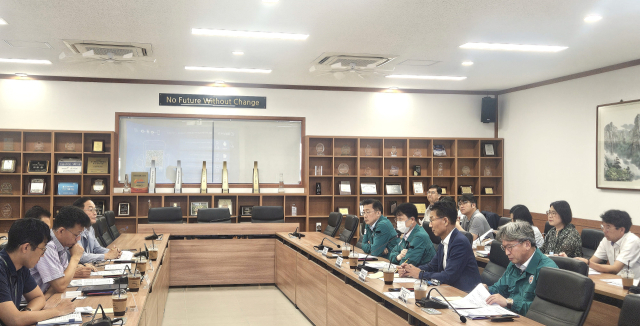 DGFEZ, 경상북도, 영천시 등 관계기관 및 채신공단 입주기업협의회 관계자들이 참석해 영천상의에서 열린 채신공단 폭발·화재 사고 대책 회의 모습. 영천시 제공