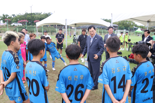 주낙영 경주시장과 이동협 경주시의회의장이 7일 2025 화랑대기 전국 유소년 축구대회가 열리고 있는 알천구장을 찾아 선수들을 격려하고 있다. 경주시 제공