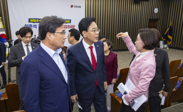 국민의힘 송언석 비상대책위원장 겸 원내대표가 7일 국회에서 열린 이춘석 전 법사위원장 차명 주식 거래 의혹 대응을 위한 의원총회을 마친 뒤 의원들과 대화하고 있다. 국민의힘은 이날 의원총회를 통해 이춘석 의원 관련 의혹을 수사할 특별검사 도입을 당론으로 채택했다. 연합뉴스