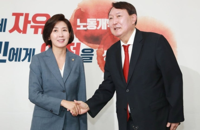 딱 6년 전이었던 2019년 8월 8일 자유한국당(국민의힘 전신) 원내대표로 있던 나경원 국회의원이 당시 문재인 정부 신임 검찰총장으로 불리던(두 사람이 만나기 2주 전인 7월 25일 취임) 윤석열 전 대통령을 국회에서 만나 악수하고 있다. 이때 나경원 의원은 제1야당 원내대표였고, 윤석열 전 대통령은 정부의 