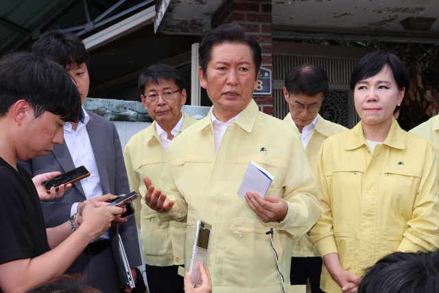 더불어민주당 정청래 대표가 7일 경남 합천군 삼가면의 수해 지역인 송곡마을에서 피해 현장을 둘러보고 주민들과 간담회를 한 뒤 취재진의 질문에 답하고 있다. 연합뉴스