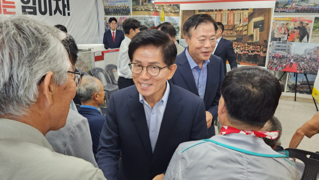 김문수 국힘 당대표 후보가 7일 상주문경 당원들과 악수를 나누고 있다. 뒷편에는 이한성 전 국회의원이 모습이 보인다. 고도현 기자