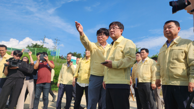 김성환 환경부 장관은 7일 구미 해평취수원을 방문해 구미권 광역 및 공업용수도 현황과 해평·구미광역 취수시설 현황을 파악하고, 취수원 이전과 관련해 논의를 했다. 이영광 기자