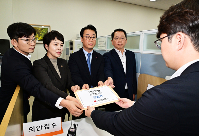 국민의힘 박충권(왼쪽부터), 김은혜, 곽규택, 조승환 의원이 6일 서울 여의도 국회 의안과에 이춘석 국회의원 징계안을 제출하고 있다. 연합뉴스