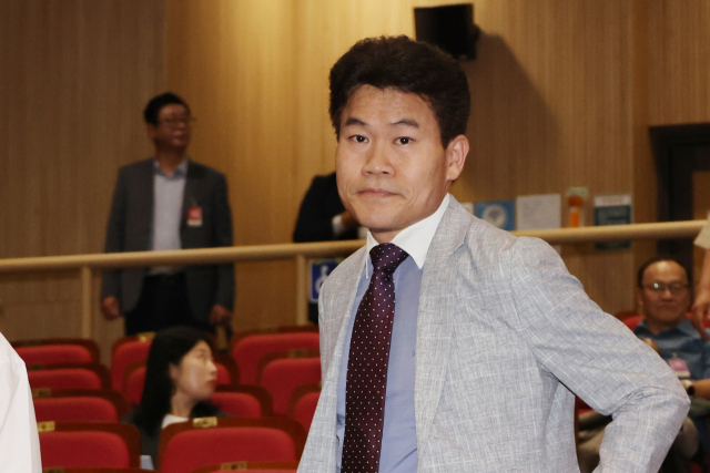 극우성향의 한국사 강사 전한길 씨가 4일 서울 여의도 국회 의원회관에서 투게더포럼이 주최한 국민의힘 김문수 당대표 후보 지지 행사인 시국토론회에 참석하고 있다. 연합뉴스