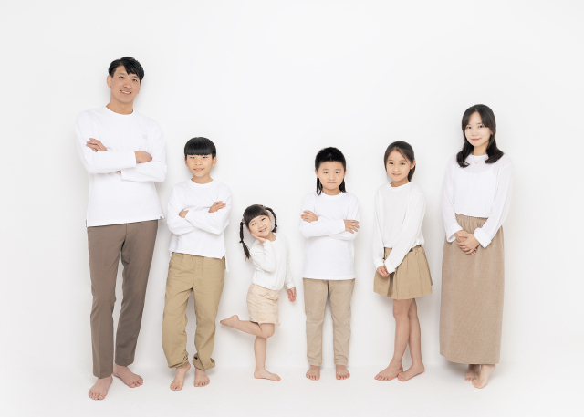 (왼쪽부터)아빠 박진석 씨, 자녀 하늘·하엘·한솔·한별, 엄마 윤현주 씨. 박진석 씨 제공