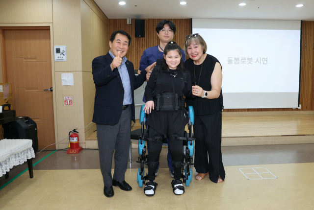 나동연 양산시장이 보행 장애아동을 위한 웨어러블 돌봄로봇의 첫 시연 행사를 하고 있다. [사진=양산시]