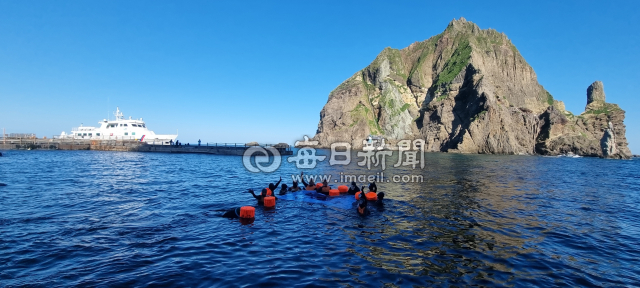 8일 독도에서 오영훈 제주도지사와 제주 해녀들이 바다에 입수해 물질시연을 펼쳤다. 조준호 기자