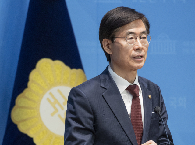 국민의힘 당 대표 선거에 출마한 조경태 의원이 8일 국회에서 긴급 기자회견을 하고 있다. 조 의원은 국민의힘 당 대표 선거에 경쟁하고 있는 김문수 후보가 전날 발언한 