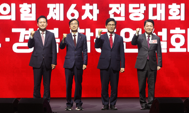 8일 오후 2시쯤 대구 북구에 있는 엑스코에서 열린 국민의힘 제6차 전당대회 대구경북 합동연설회에 참석한 (왼쪽부터)장동혁·조경태·김문수·안철수 후보가 기념 사진을 촬영하고 있다. 김영진 기자 kyjmaeil@imaeil.com