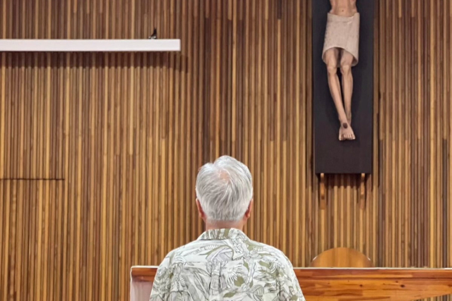 기도하는 문재인 전 대통령 부부. 문재인 전 대통령 페이스북 갈무리