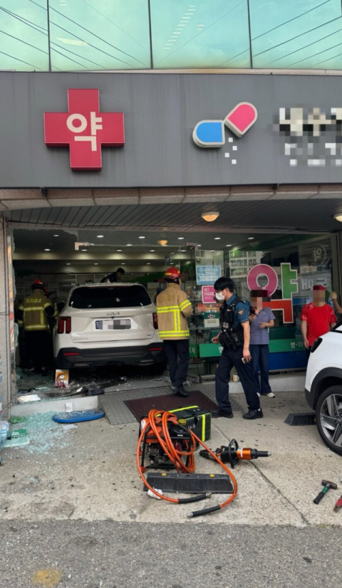 60대女 몰던 SUV 약국으로 돌진…70대 약사 숨져