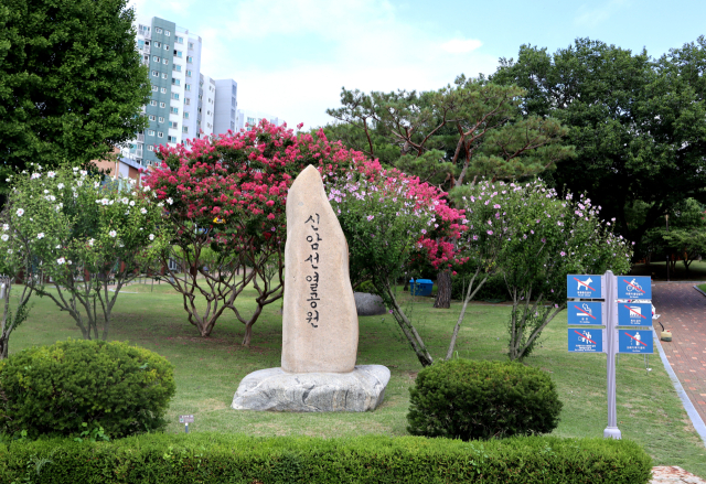 표지석 뒤로 화사하게 핀 배롱나무꽃과 무궁화가 선열공원을 찾은 이들을 반갑게 맞이하고 있다.