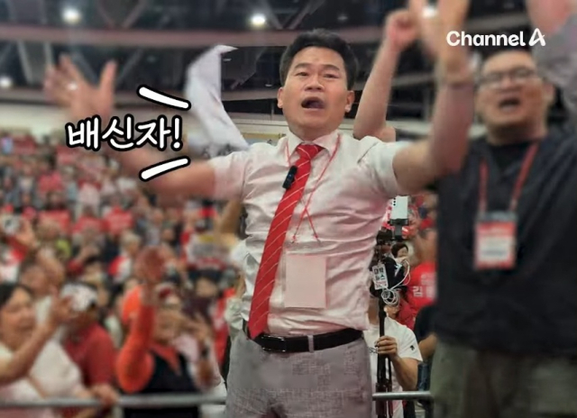 전한길 씨가 8일 대구 북구 엑스코에서 열린 국민의힘 제6차 전당대회 대구·경북 합동연설회에 참석해 찬탄파 후보를 향해