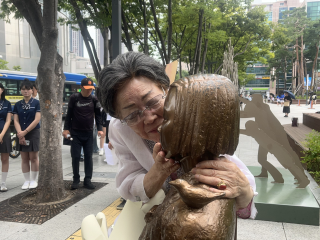 9일 오전에 열린 기림의날 행사에 참석한 이용수 할머니는 소녀상을 어루만지며 
