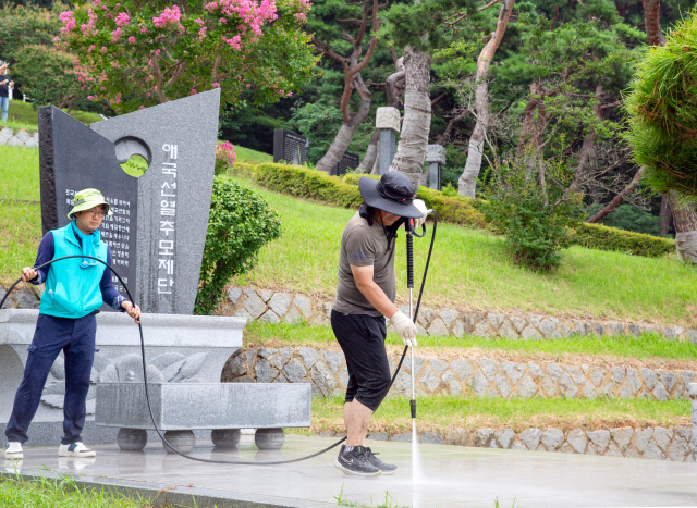더 나은 칠곡 회원들이 칠곡군 왜관읍 애국동산 일대를 청소하고 있다. 칠곡군 제공