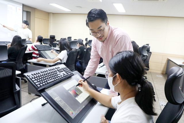 영남이공대 웹툰과 박재윤 교수가 디지털 드로잉에 대해 강의하고 있다. 영남이공대 제공
