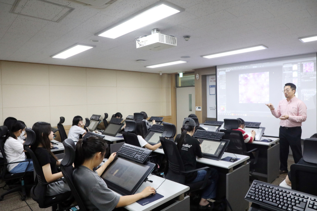 영남이공대 웹툰과 박재윤 교수가 디지털 드로잉에 대해 강의하고 있다. 영남이공대 제공