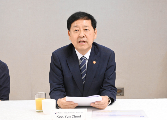 구윤철 부총리 겸 기획재정부 장관이 7일 서울 종로구 정부서울청사에서 AI 경진대회에 참가한 글로벌 대학생들과 대화하고 있다. 연합뉴스