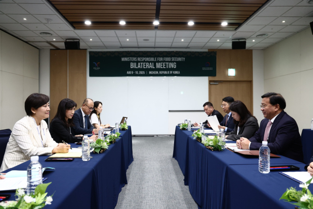 송미령 농림축산식품부 장관은 9일 인천에서 한쥔(韓俊) 중국 농업농촌부 장관과 양자면담을 갖고 코로나19와 외교적 여건 등으로 오랜 기간 정체됐던 양국 농업협력을 다시 재개하기로 합의했다. 한쥔 장관은 10일 인천에서 열리는 아시아태평양경제협력체(APEC) 식량안보장관회의와 11일 제4차 한중일 농업장관회의 참석을 위해 방한했다. 2025.8.9. 농식품부 제공